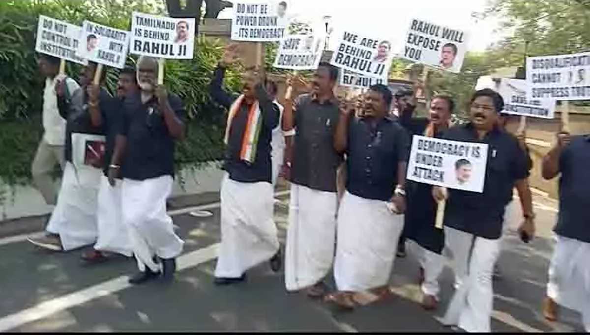 तमिलनाडु कांग्रेस के विधायक काली शर्ट पहनकर विधानसभा पहुंचे